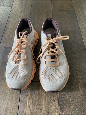 Women's Light Gray Running Sneakers with Peach Accents